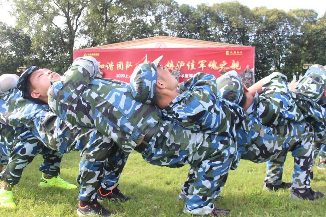 2020年，在市场经济饱受波澜的大环境下，没有一个企业愿意养以下三种人。     一、办公室里的闲人  二、工作能力上的废人  三、战略目标中的无用之人     特殊时期，被老板们看作【企业清除“团队毒瘤”的大好时机】。可随着频繁的人员离职、新人入职，高流动率的现状却大大扰乱了团队“军心”，搞得办公室气氛浮躁，就连新进员工们也在暗暗划水，毫无办公氛围。