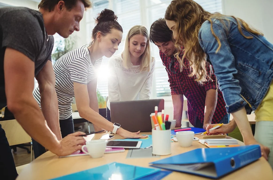 【干货】职场情商有多重要？话说做到这些的人都年薪暴涨了... 《增广贤文》里有句古训：“良言一句三冬暖，恶语伤人六月寒。”说的是在人际交往中听者对不同话语的感受。 有的人，简单几句，就能让对话者茅塞顿开，甚至不需华丽的词语，就能让与之沟通的人如沐春风。这种功夫是如何炼成的呢？ 1 真诚第一 想要与人顺畅地沟通，首先要有真诚的心态，不玩虚的、不做作。内心的想法最终都会投射到人的语言、动作以及表情上，不管对话的角色是谁，都保持真诚平等的心态。 很多人觉得会说话就是会溜须拍马，会说场面话，把领导哄的高兴，事业自然风生水起，实则不然。 我身边的朋友就曾分享过这样一个故事，她的公司新入职了一位员工小张，活泼开朗，逢人就夸，把部门上上下下都夸了个遍。刚开始，同事们都觉得这小伙会说话，调节气氛，让部门里的人都笑哈哈的。 但时间一长，众人却开始觉得有“违和感”。部门领导体型偏胖，在小张的嘴里却是“型男”；副主任宋姐网上买了件衣服，穿上不合身，颜色也显老要退掉，在试衣服的间隙，不明情况的小张进来直夸宋姐衣服美人也美，在场的人都觉得非常尴尬。 会说话，情商高，不是逢人便夸、溜须拍马，而是建立在真诚的基础上让人如沐春风。假惺惺的夸赞不如不夸，反而让人觉得是逢场作戏，丢了好人缘。 2 点到为止   说话要有分寸感。 在职场上，有一种人，他认为我把自己的事情都和你说了，我们的关系就是亲密无间的。其实并不是这样。说话不分轻重，不是直爽的表现，而且会让人认为你太随意，没有界限没有分寸。有一句话说：说话做事有分寸是成熟的标志之一。 为什么百货商店不叫万货商店？其中便渗透着点到为止的哲思。 据说，有一次乾隆皇帝下江南，路过一家商店，店铺的名字是“万家百货”。乾隆很好奇，于是就带着随从，走进这家店铺。他问老板：“老板，您这万家百货，是什么意思呢？”老板说：“所谓万家百货，就是说，只有你想不到的，没有你买不到的，应有尽有。”乾隆接着问：“老板，我现在需要一把金制的锄头，你这店里有吗？”老板尴尬地站在一边。 乾隆见状就说：“话不能说得太绝对，点到即可，我看你这店名就改为‘百货商店’吧。” 话不可满，点到即止。  3 换位思维  说话之前，先站在对方的角度换位思考一下，再使用合适的方式与人交流。 在职场上，一定会遇到意见不合的时候，这个时候一定不要与人争吵。因为这样做不仅解决不了任何问题，还会破坏职场上同事之间的关系。 我们可以发现这样一个规律，在职场上，人缘好的人说话都会站在对方的角度思考问题，不会一直对自己的意见固执到底。  同一时间入职的两位新员工，暂且称他们为小A和小B吧。小A是名牌大学毕业，小B则来自一所普通大学。小A很有自己的想法，别人给他的意见建议，他全不当回事，觉得这些建议老旧、不入时。在讨论交流时，常常反驳与自己不同的观点。 小B则经常谦虚向各位同事请教，对他人的想法多询问、多倾听、多探讨，通过听取他人的意见，有了更多看问题的角度和方式。时间久了，小B不仅收获了好人缘，对公司各方面情况的了解也远胜于小A。 你想当小A还是小B？ 学会换位思考，多听取不同的意见，不仅可以体现情商，还能化解矛盾、解决问题。  该说的话说到位，不该说的话点到为止，还要注意以下禁忌： 戒戏言 不要不顾分寸地开玩笑，否则会引起冲突，招来祸害。 戒漏言 不要泄露机密。事以密成，语以漏败。 戒恶言 不说无礼中伤的话，不要恶语伤人。 戒谗言 不要背后说别人的坏话。背后说人坏话，会弄得天下都不太平。 戒讦言 不要攻人短处，揭人疮疤。揭人疮疤的人，招人痛恨，害人害己。 戒谄谀之言 不要说吹捧奉承别人的话。吹捧奉承别人，是人品卑微的表现。 也要戒卑屈之言 不要低三下四，说奴颜婢膝的话，因为德厚者无卑词。  行胜于言  关于说话的智慧是助力职场的一剂良药，而更长远来看，说话的艺术是一方面，更重要的是后续的行动，行动才是最有说服力的语言。做一个表里如一、言行一致的人，相信你也能成为一个职场高手！  声明：本文内容来源于工人日报、新广视通整理发布。 部分图片源自网络，如有侵权，请联系删除，谢谢！  踏青团建档期预定通道已开启，想了解更多详情 点击右下方在线咨询、左下方留言 免费获取1对1定制化方案 咨询了解不收费哟~