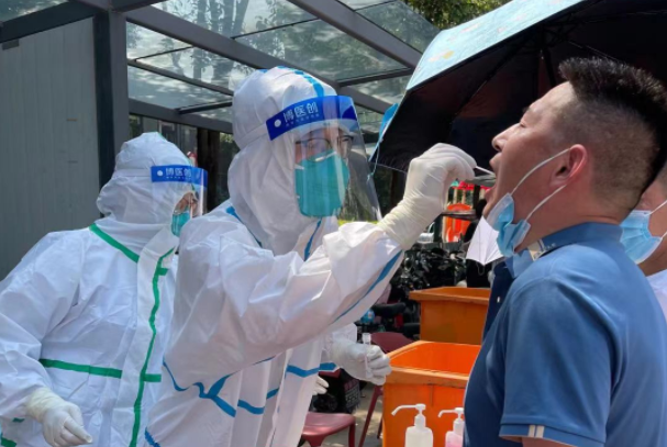 近期，国内疫情迅速波及多个省份，面对来势汹汹的病毒“反扑”，各地相关部门发布疫情防控最新举措，非必要不离郑、非必要不离深，非必要不离沪、非必要不离省......  全区核酸检测、密接人员调查，封闭重点场所，从最开始的猝不及防，到能够在第一时间快速采取防疫措施，我们在“抗疫”的道路上累积了丰富的经验。