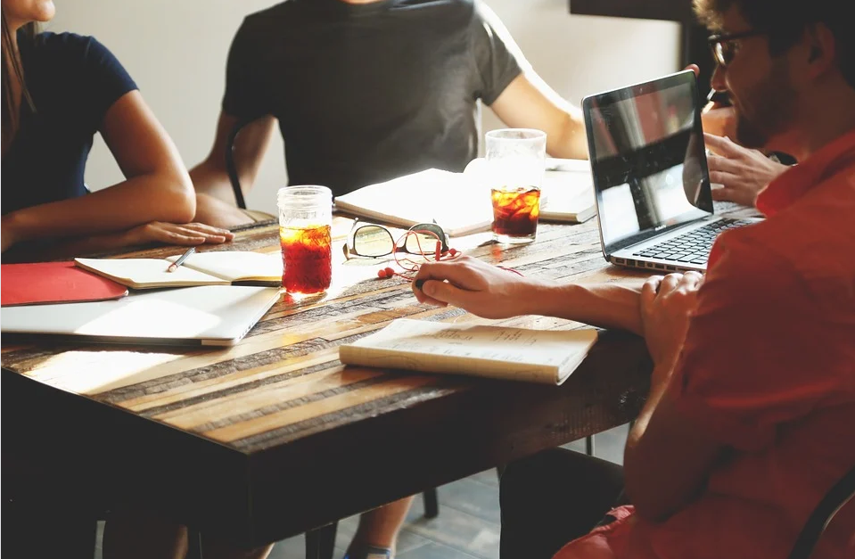 你有社交沟通障碍吗？  一说话就脸红脖子粗，语无伦次，逻辑混乱。  看着别人落落大方的模样，面带微笑且无缝衔接的交谈，自己却只有暗搓搓羡慕的份儿......  卡耐基曾经说过：一个人的成功，约有 15%取决于知识和技能，85%取决于沟通 ——发表自己意见的能力和激发他人热忱的能力。  的确，善于沟通的人，往往令人尊敬、受人爱戴、得人拥护。  三分钟读完本文，34个沟通小技巧，让你不用再为沟通障碍去逃避人与人之间的面对面，轻松应对各种场合。相信自己！